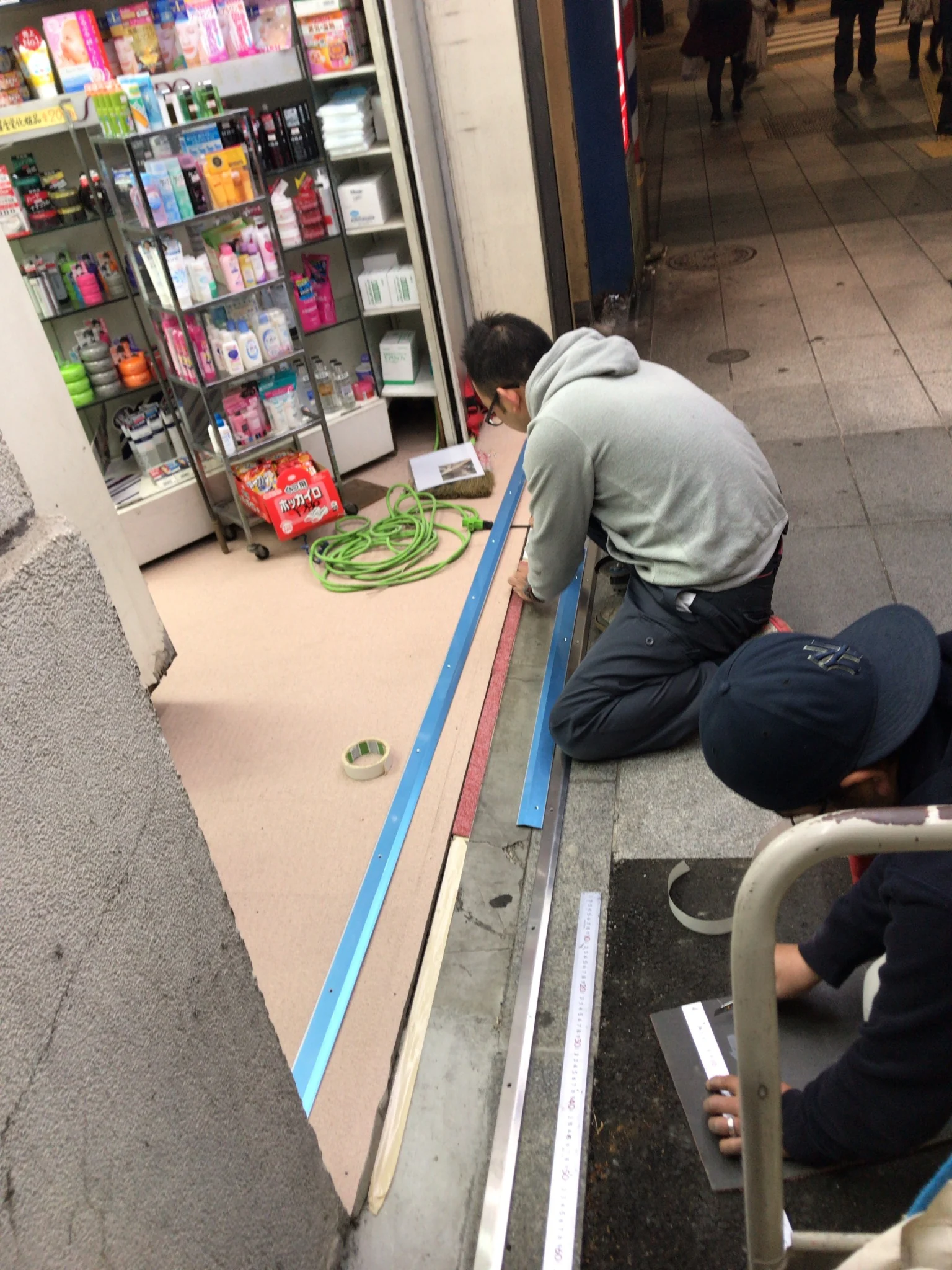 店舗入口まわりの改装工事の様子